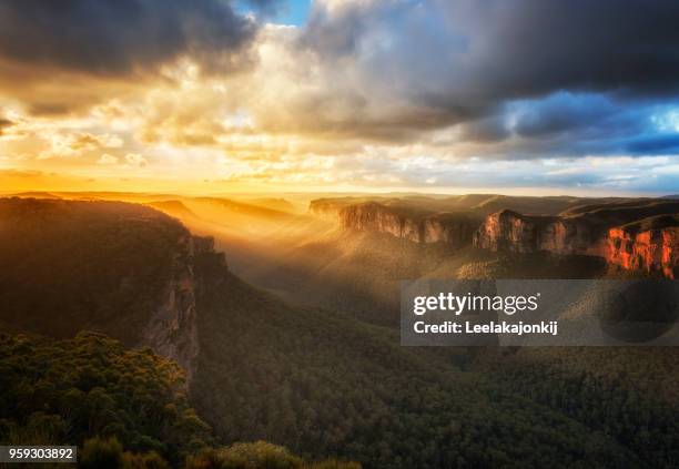 beautiful sunset in blue mountains national park - blue mountains australië stockfoto's en -beelden