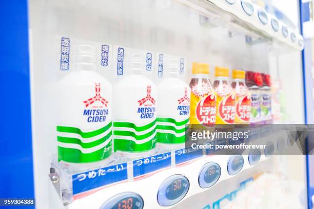 bebidas à venda em uma máquina de venda automática no centro de tóquio, japão - drinks carton - fotografias e filmes do acervo