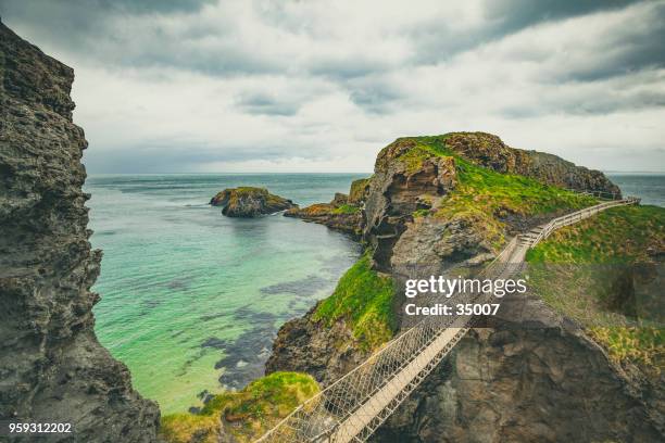 carrick-a-rede rope bridge, irlanda del nord - contea di antrim foto e immagini stock