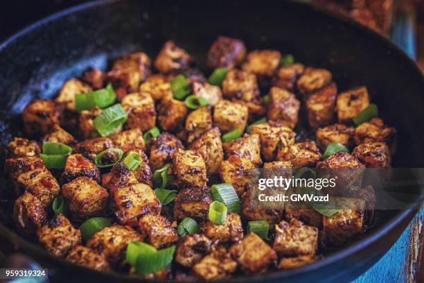 tofu avec sauce de soja et oignons dans un plat à rôtir - marinated stock photos et images de collection