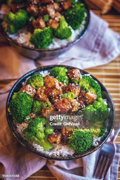 roasted tofu with soy sauce, broccoli and rice - sesame oil stock pictures, royalty-free photos & images