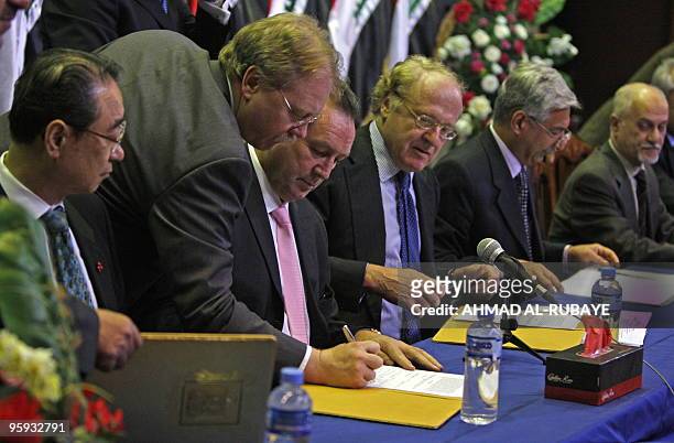 From left to right seated:- Chairman of Korea Gas Kangsoo Choo, Executive Vice President of USA Occidental Oil and Gas Cooperation John Winterman,...