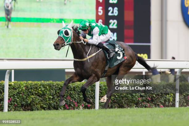 Jockey William Buick riding Pakistan Star wins Race 8 Audemars Piguet Queen Elizabeth II Cup during the Champions Day 2018 at Sha Tin racecourse on...