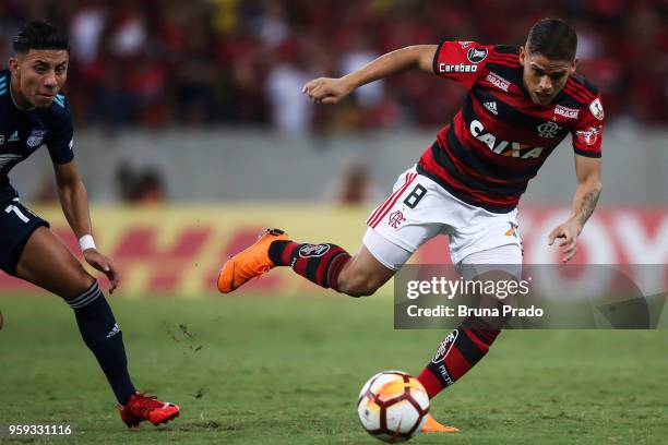 Gustavo CueÌllar of Flamengo struggles for the ball with a Joao Rojas of Emelec during a Group Stage match between Flamengo and Emelec as part of...