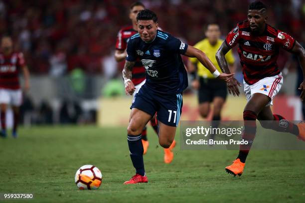 JoaÌo Rojas of Emelec struggles for the ball with a Rodinei of Flamengo during a Group Stage match between Flamengo and Emelec as part of Copa...
