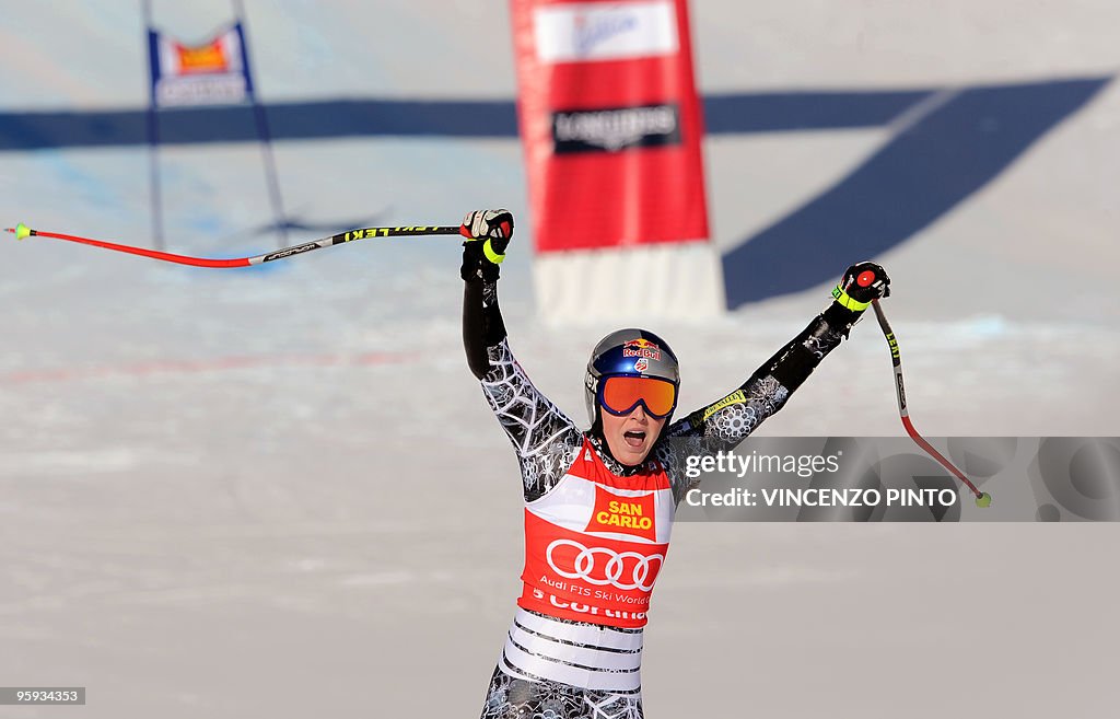 Winner US Lindsey Vonn celebrates crossi