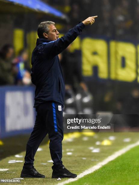 Pablo Bengoechea coach of Alianza Lima gives directions to his players during a match between Boca Juniors and Alianza Lima at Alberto J. Armando...