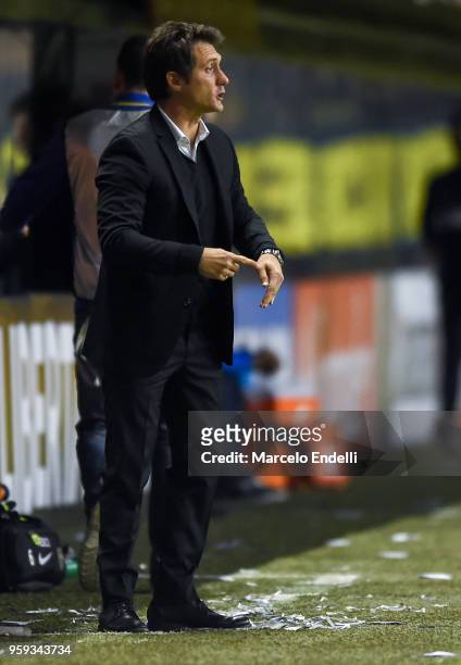 Guillermo Barros Schelotto, coach of Boca Juniors gestures during a match between Boca Juniors and Alianza Lima at Alberto J. Armando Stadium on May...