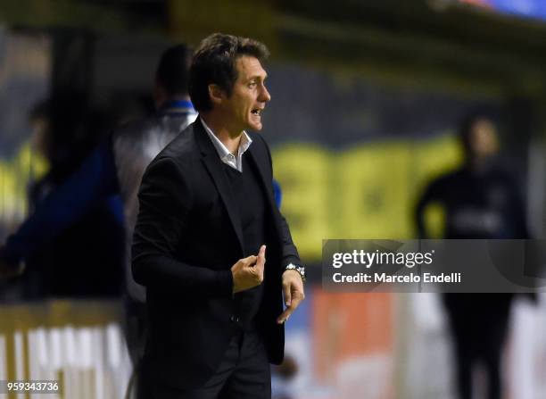 Guillermo Barros Schelotto, coach of Boca Juniors gestures during a match between Boca Juniors and Alianza Lima at Alberto J. Armando Stadium on May...