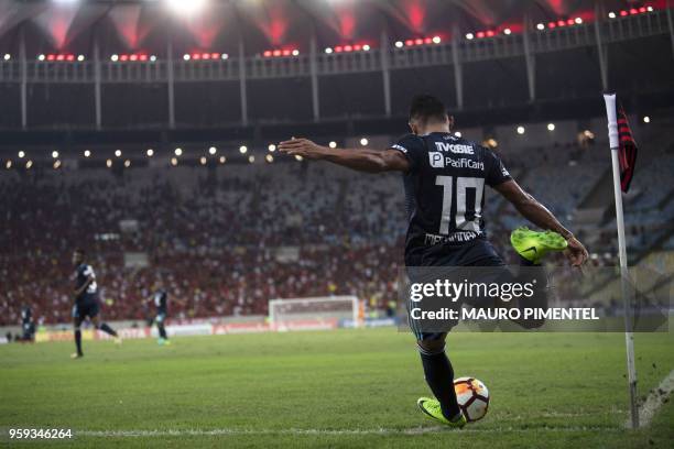 Ecuador's Emelec player Holger Matamoros kicks a corner during the Copa Libertadores 2018 football match between Brazil's Flamengo and Ecuador's...