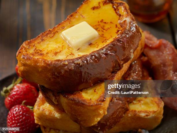 brioche franse toast met spek en eieren - pain perdu stockfoto's en -beelden