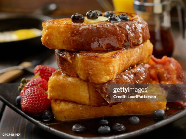 brioche franse toast met spek en eieren - pain perdu stockfoto's en -beelden