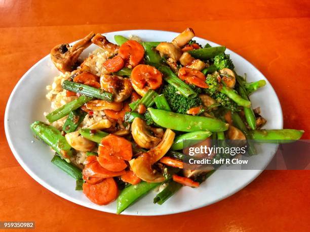 chinese vegetables stir fried meal with rice - naturreis stock-fotos und bilder