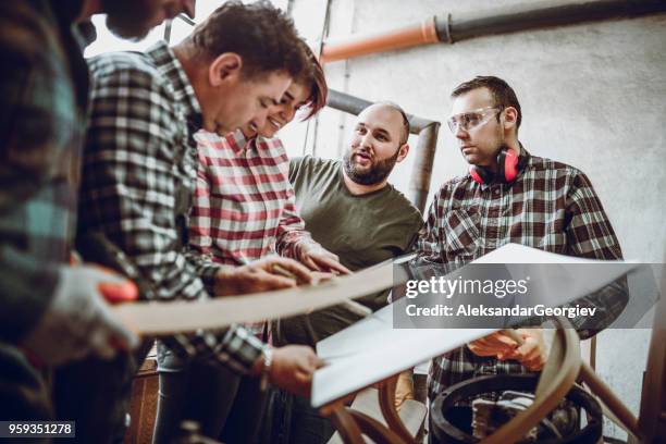 gruppe der zimmerleute, die lernen, wie man eine cnc-maschine zu verwenden - cnc machine for wood stock-fotos und bilder