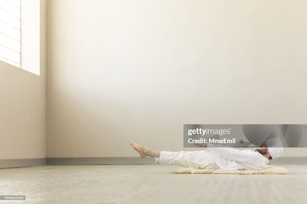 Kundalini. Man utövar yoga. Bow pose