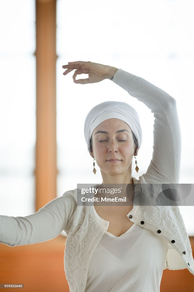 Kundalini. Frau Yoga zu praktizieren. Lotus-pose