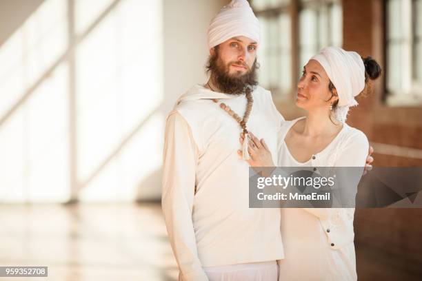 kundalini-hochzeit in traditioneller kleidung. ein paar heiraten - guru stock-fotos und bilder