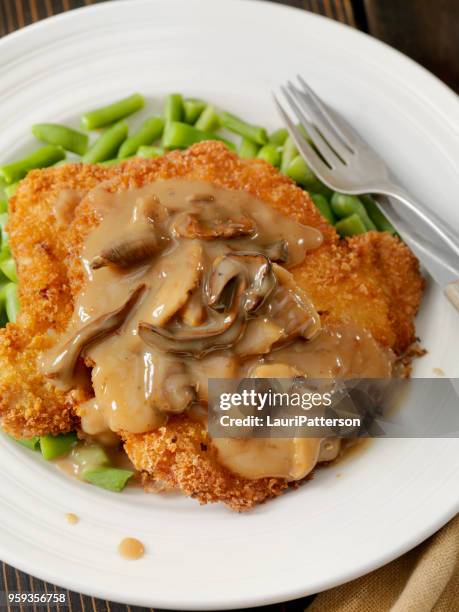 schnitzel mit pilzsoße und grünen bohnen - schnitzel stock-fotos und bilder