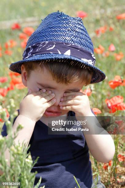 boy rubbing eyes - isabel pavia stockfoto's en -beelden
