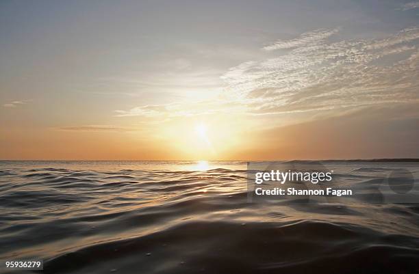 sunset at sea - atmosferische lucht stockfoto's en -beelden