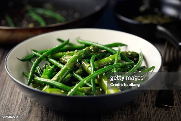 lente groen met sesamolie - sperzieboon stockfoto's en -beelden