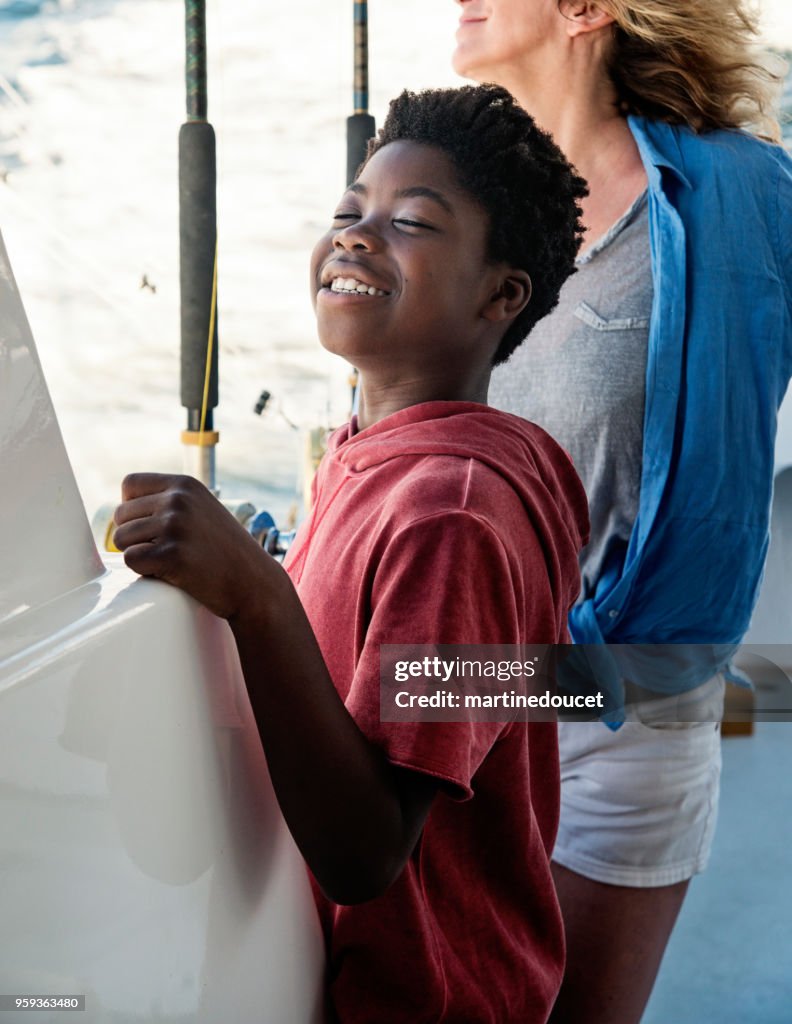 African-American Boy auf eine Angeltour mit Mutter.