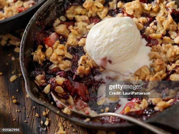 aardbei en blueberry crisp met vanille-ijs - kruimeltaart nagerecht stockfoto's en -beelden