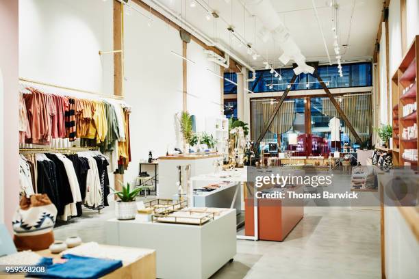 interior of clothing boutique - quiosco fotografías e imágenes de stock