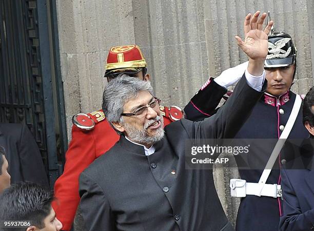 Paraguayan President Fernando Lugo waves to the public upon his arrival January 22, 2010 at the Palacio Quemado presidential palace in La Paz to...