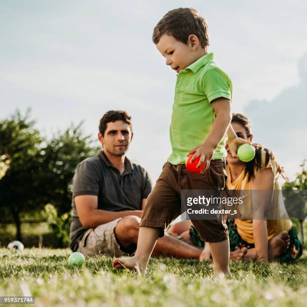 gelukkige ouders met hun zoon - s happy days stockfoto's en -beelden