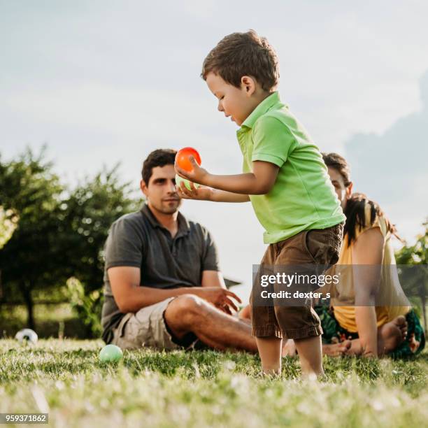 gelukkige ouders met hun zoon - s happy days stockfoto's en -beelden