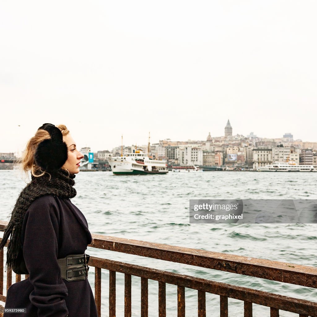 Bella donna visita a Istanbul