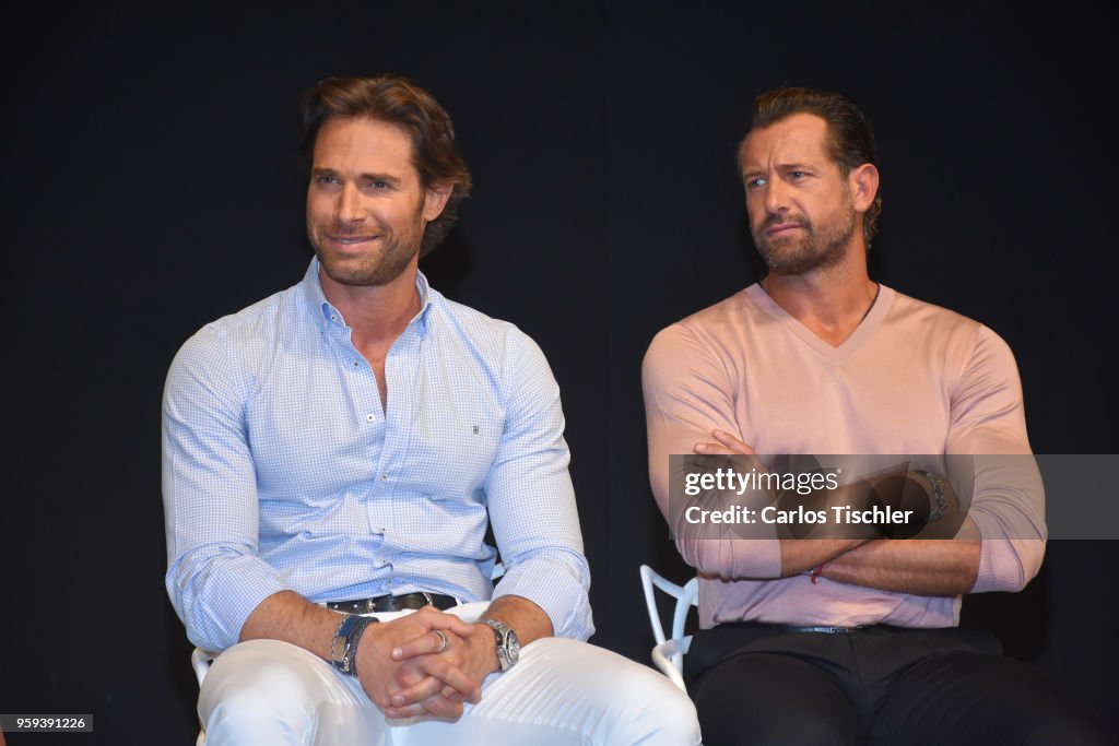 Una Pareja de Tres" Play Press Conference