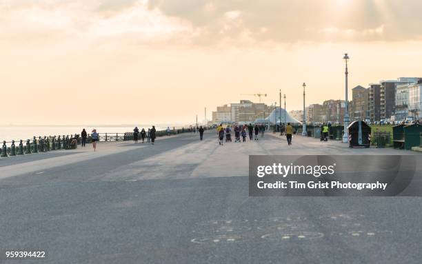 view along the promenade at hove lawns, brighton and hove, uk at dusk - hove fotografías e imágenes de stock