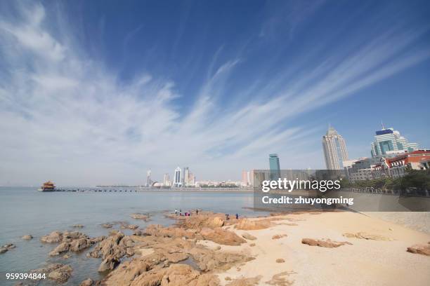 qingdao seascape - recife skyline imagens e fotografias de stock