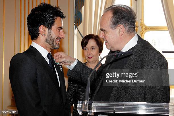 Fashion designer Marc Jacobs receives the 'Chevalier de l'Ordre des Arts et Lettres' from French Culture Minister Frederic Mitterrand during a...