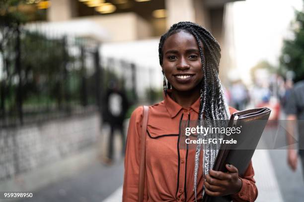 estudante de universidade em movimento - rasta - fotografias e filmes do acervo