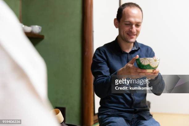 l’homme caucasien profitez de cérémonie du thé - cérémonie photos et images de collection