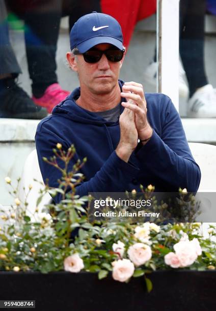 Darren Cahill coach of Simona Halep of Romania watches on in her match against Naomi Osaka of Japan during day four of the Internazionali BNL...