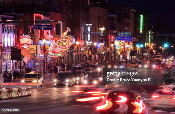 night view of lower broadway - nashville fotografías e imágenes de stock