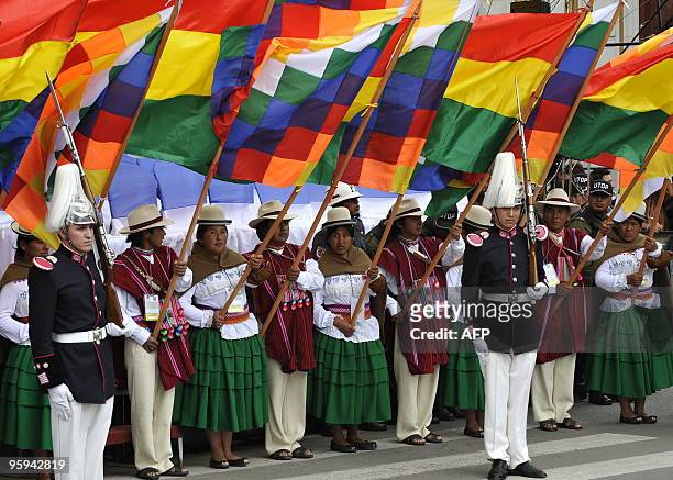 Bolivian indigenous women from the Aymara ethnic group form a line holding 'wipalas' January 22, 2010 in front the Palacio Quemado presidential...