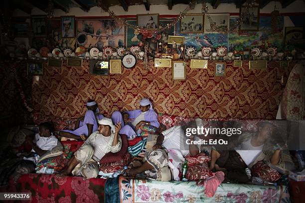 Yemeni camel jumpers chew qat, a stimulant widely consumed in Yemen, before practicing their routine on October 3, 2009 in Beit al Faqih, in the...