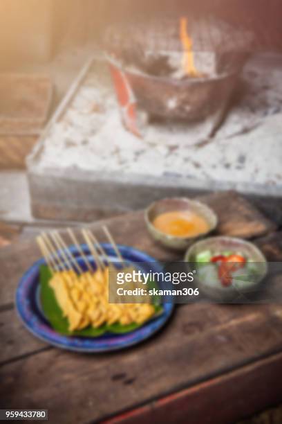 chicken satay grilled on grills plate with smoke - frango satay - fotografias e filmes do acervo