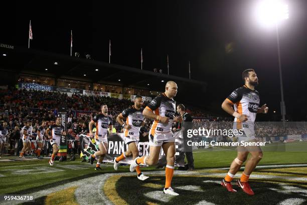 Tigers players run onto the field during the round 11 NRL match between the Penrith Panthers and the Wests Tigers at Panthers Stadium on May 17, 2018...