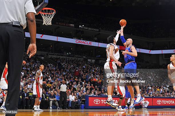 Zydrunas Ilgauskas of the Cleveland Cavaliers shoots over Vladimir Radmanovic of the Golden State Warriors during the game at Oracle Arena on January...