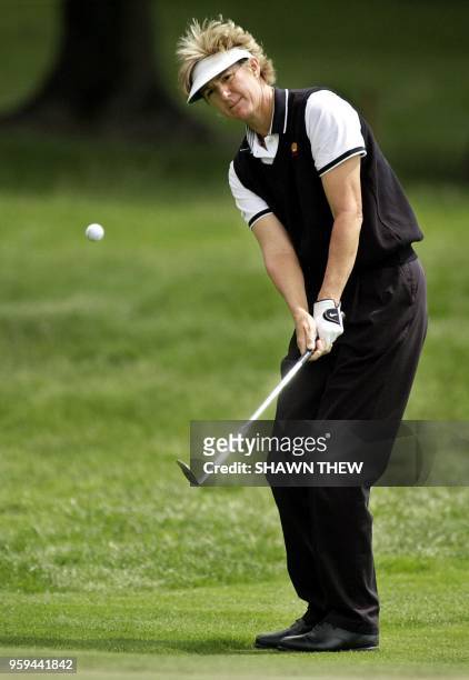 Beth Daniel of the US chips onto the 17th green during the second round of the McDonald's LPGA Championship 07 June 2002 at DuPont Country Club in...