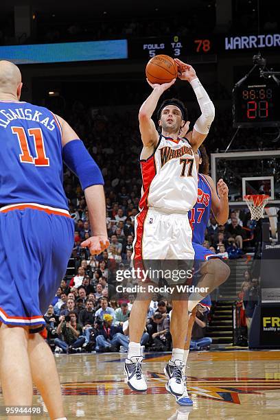 Vladimir Radmanovic of the Golden State Warriors shoots a jump shot against Zydrunas Ilgauskas of the Cleveland Cavaliers during the game at Oracle...
