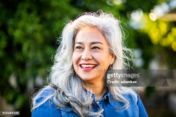 portret van een mooie senior mexicaanse vrouw - mature hispanic woman portrait stockfoto's en -beelden