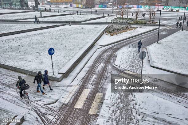 helsinki public park with snow and people walking and cyclist - kiasma stockfoto's en -beelden