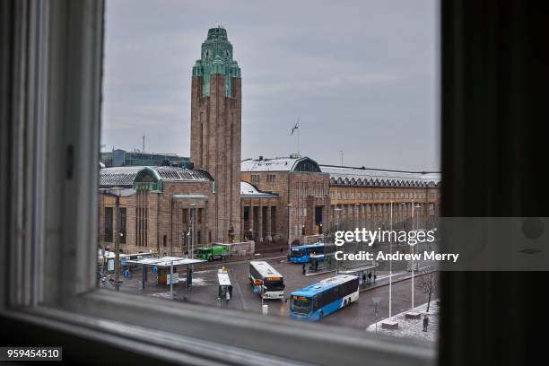 helsinki central station with tall clock tower and buses outside station, finland - art deco clock photos et images de collection
